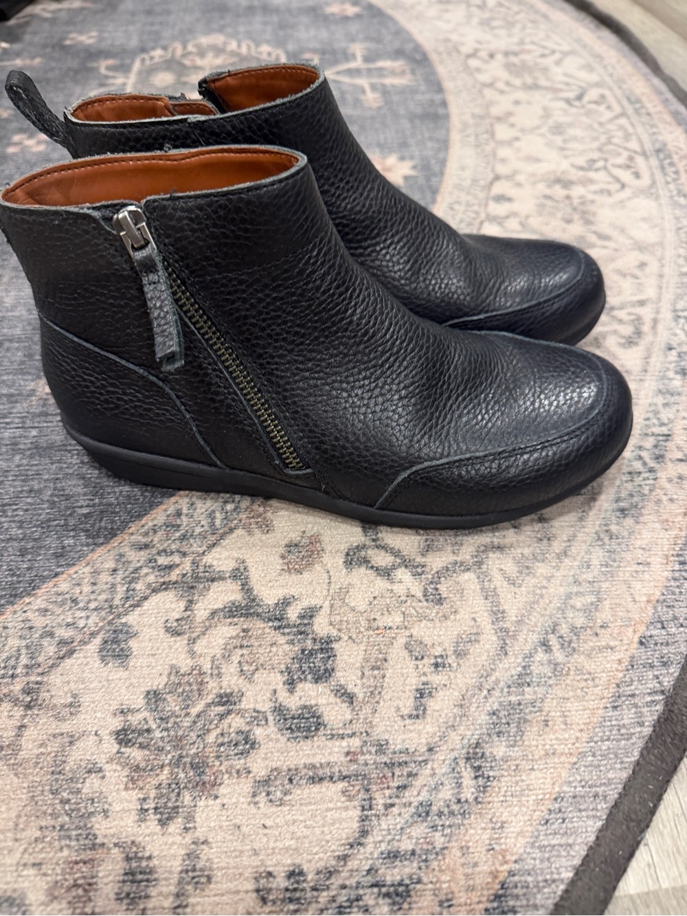VIONIC LOIS BLACK LEATHER BOOTIES 🖤
US size 6